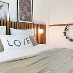 Dromen Op 1 - Stijlvolle En Knusse Vakantiewoning Met Veranda En Grote Omheinde Tuin!