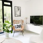 Dromen Op 1 - Stijlvolle En Knusse Vakantiewoning Met Veranda En Grote Omheinde Tuin!