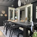 Dromen Op 1 - Stijlvolle En Knusse Vakantiewoning Met Veranda En Grote Omheinde Tuin!