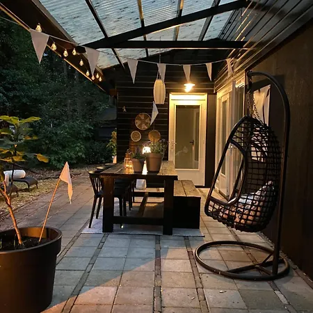 Casa de Férias Dromen Op 1 - Stijlvolle En Knusse Vakantiewoning Met Veranda En Grote Omheinde Tuin!